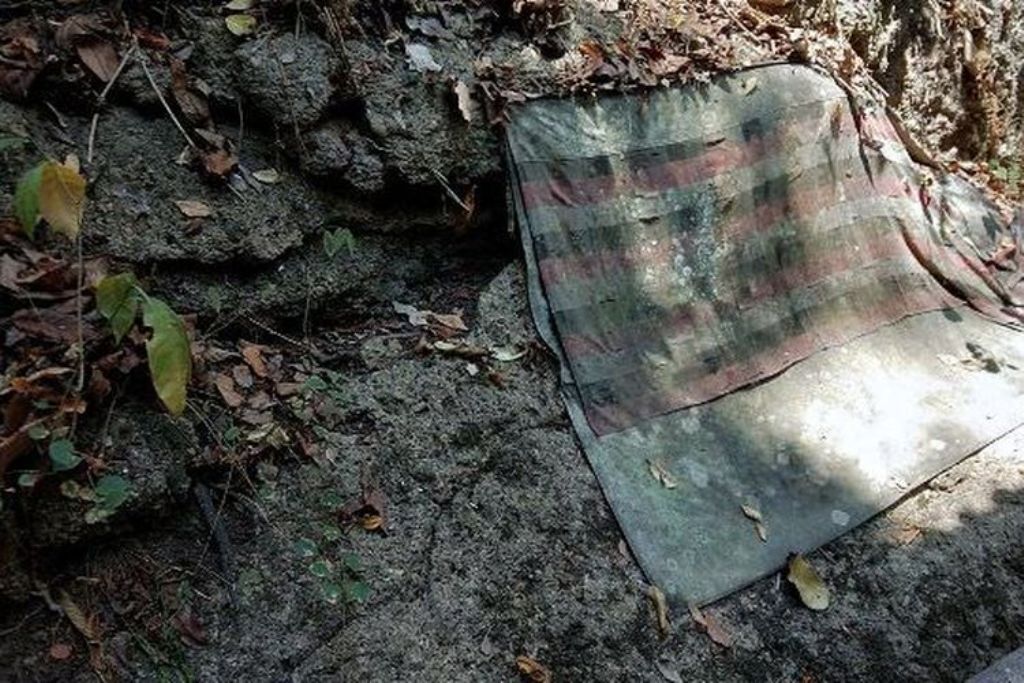 Meski Pura Dalem Goa Peteng namanya menyiratkan keberadaan gua, justru tidak memiliki gua secara sekala (fisik).
