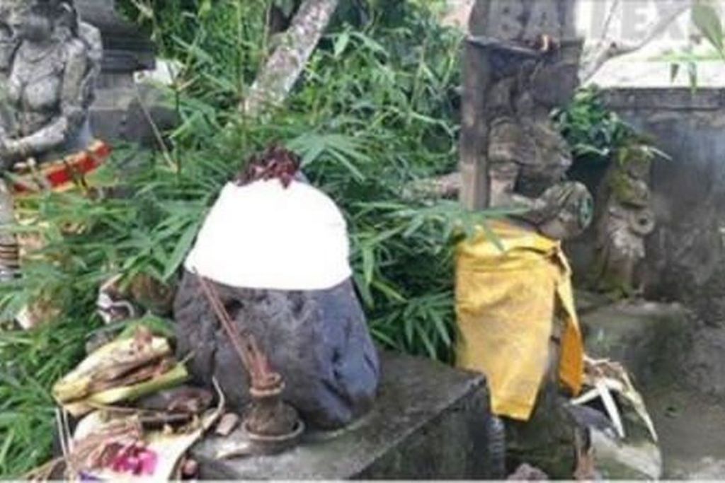Di balik keheningan bantaran Tukad Badung, Glogor Carik, Denpasar, berdiri Pura Dalem Gerya Taman Beji