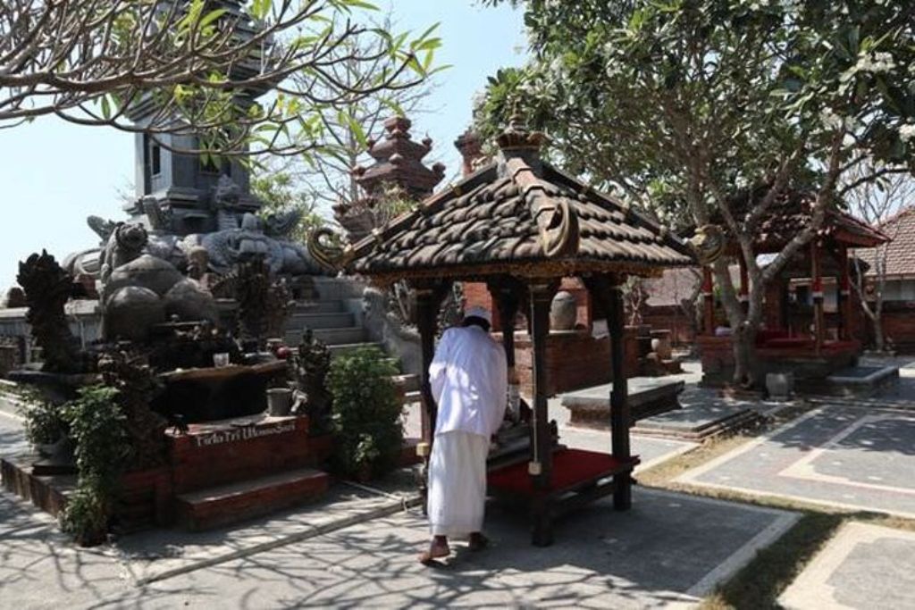 Pura Penataran Luhur Medang Kamulan di Kabupaten Gresik.