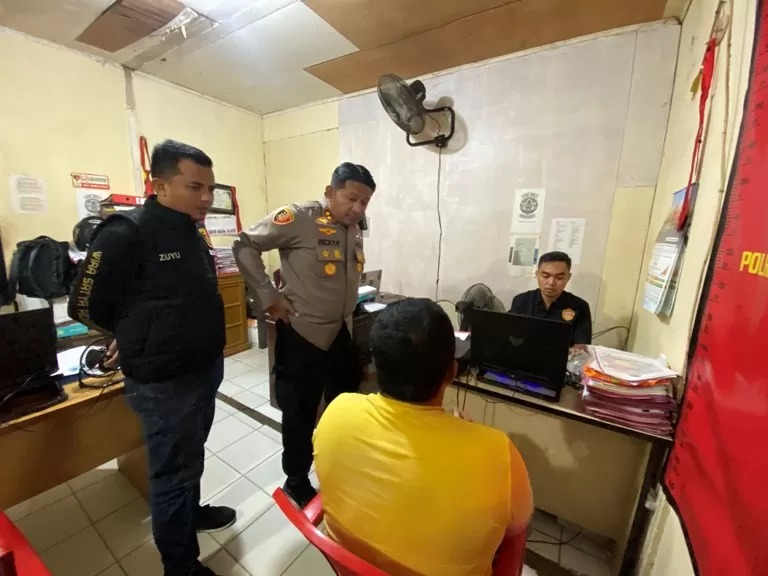 Kapolres Payakumbuh, AKBP Ricky Ricardo melihat tersangka R saat diperiksa oleh Satreskrim Polres Payakumbuh, kemarin.
