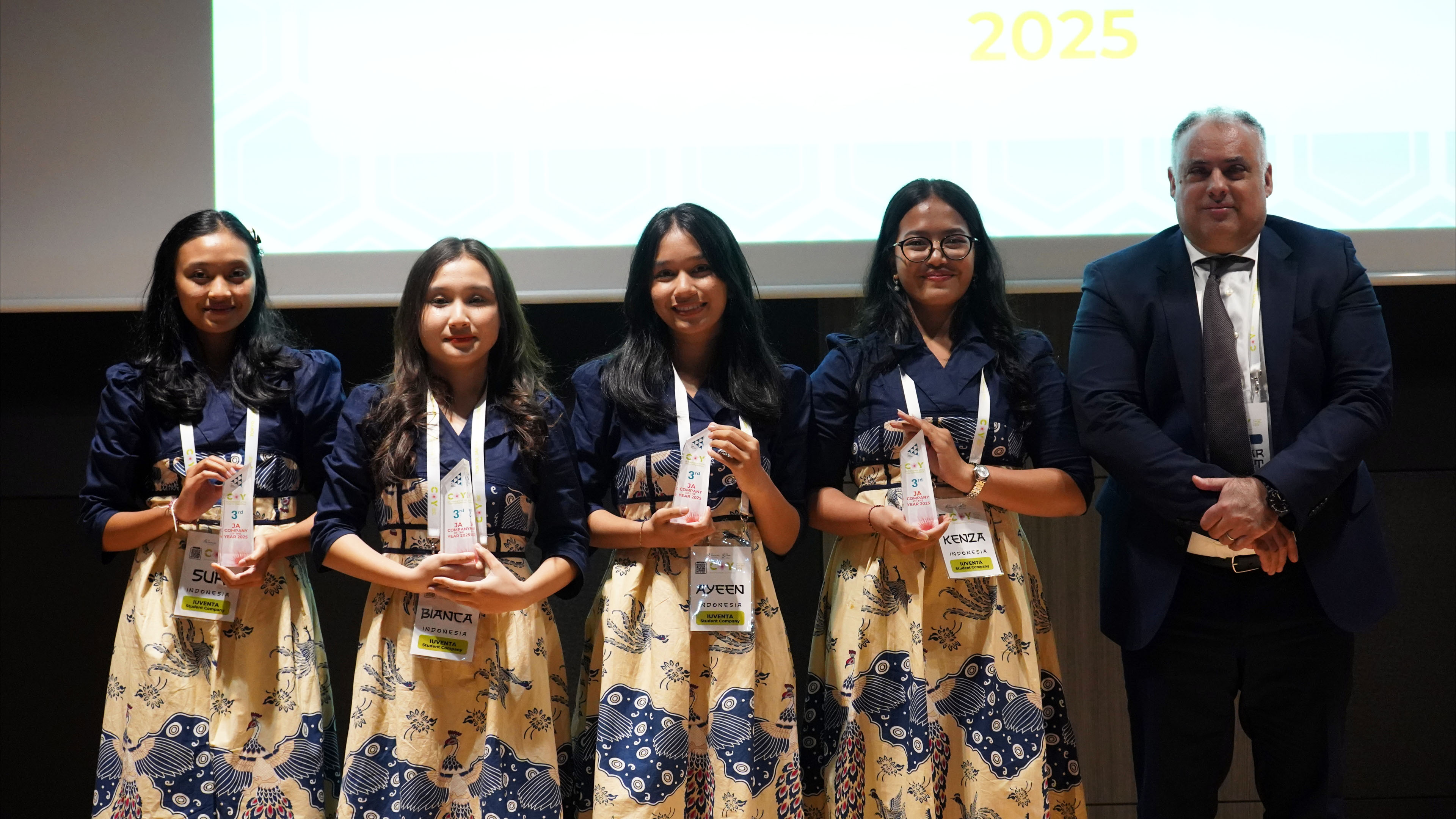 Iuventa Student Company (SC), siswa SMAN 4 Denpasar dan tim wirausaha dampingan Zurich Entrepreneurship Program.