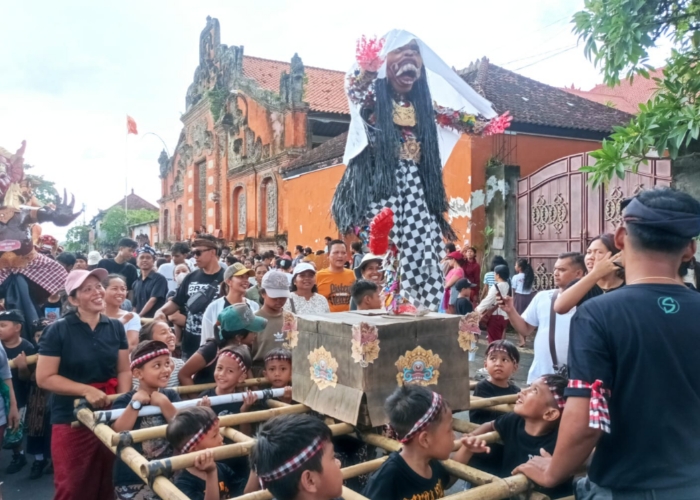 UNIK : Ogoh-ogoh Celuluk yang terbuat dari sampah plastik, Kamis (20/3/2025).