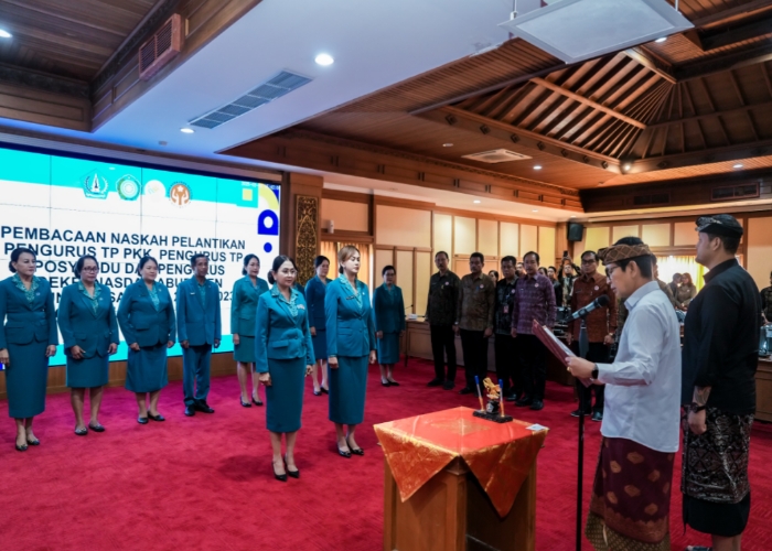 PELANTIKAN: Bupati Adi Arnawa melantik Pengurus TP PKK Badung, Ketua Tim Pembina Posyandu serta Ketua Dekranasda di Ruang Madya Gosana Lantai III Gedung DPRD Kabupaten Badung, Kamis (20/3).