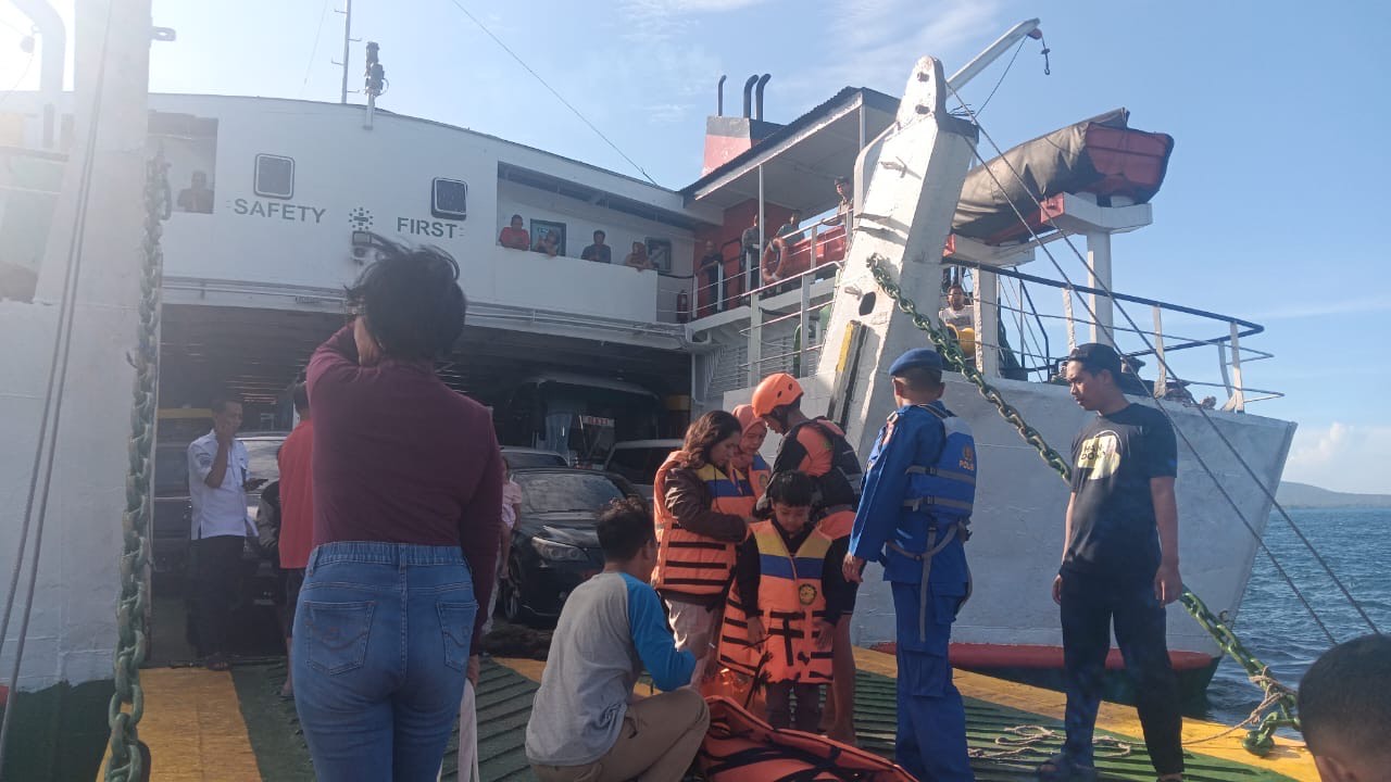 Evakuasi penumpang KMP Nusa Makmur yang kandas di perairan Selat Bali, Kamis (20/3).