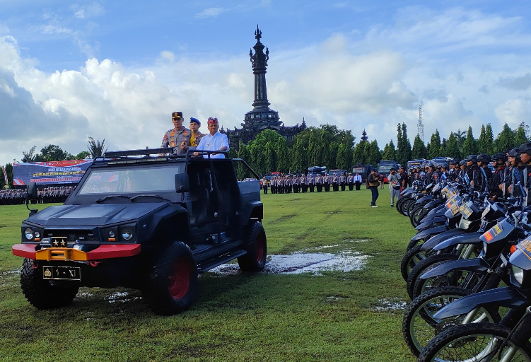 CEK: Kapolda Bali Irjenpol Daniel Adityajaya bersama Gubernur Bali Wayan Koster mengecek pasukan Operasi Ketupat Agung