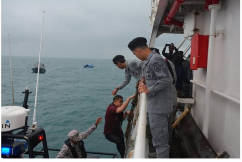Dua Nelayan Indonesia Diserahterimakan dari Malaysia ke Bakamla RI