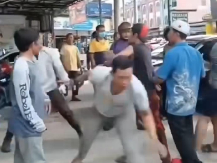 Beredar sebuah video di media sosial bentrokan melibatkan oknum ormas