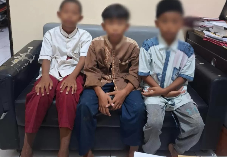 Ketiga pelaku yang masih anak - anak saat diamankan warga dan diserahkan ke Polsek Gresik Kota