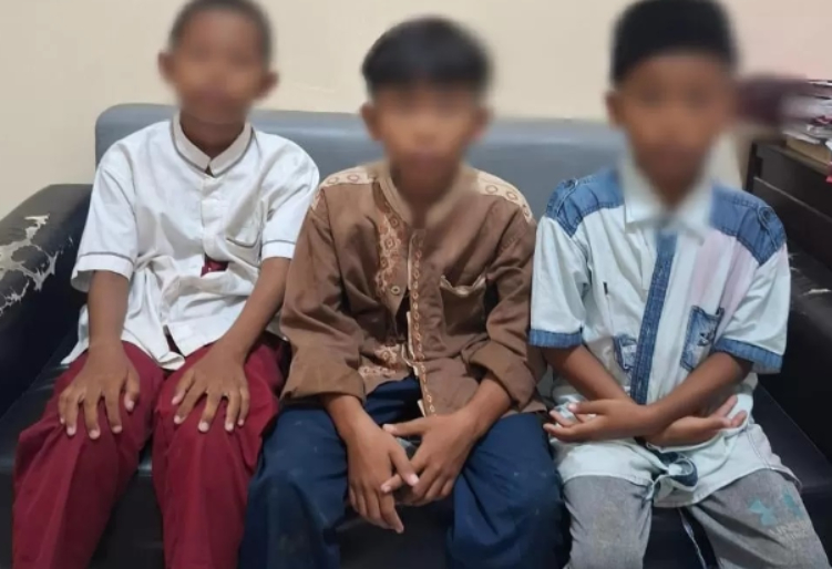 Tiga bocah diamankan di Polsek Gresik usai ketahuan mencuri sepeda motor