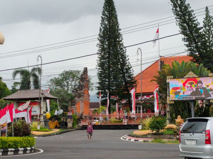 Pintu gerbang kantor Bupati Buleleng, tepat berada di belakang Tugu Singa Ambara Raja akan direstorasi.