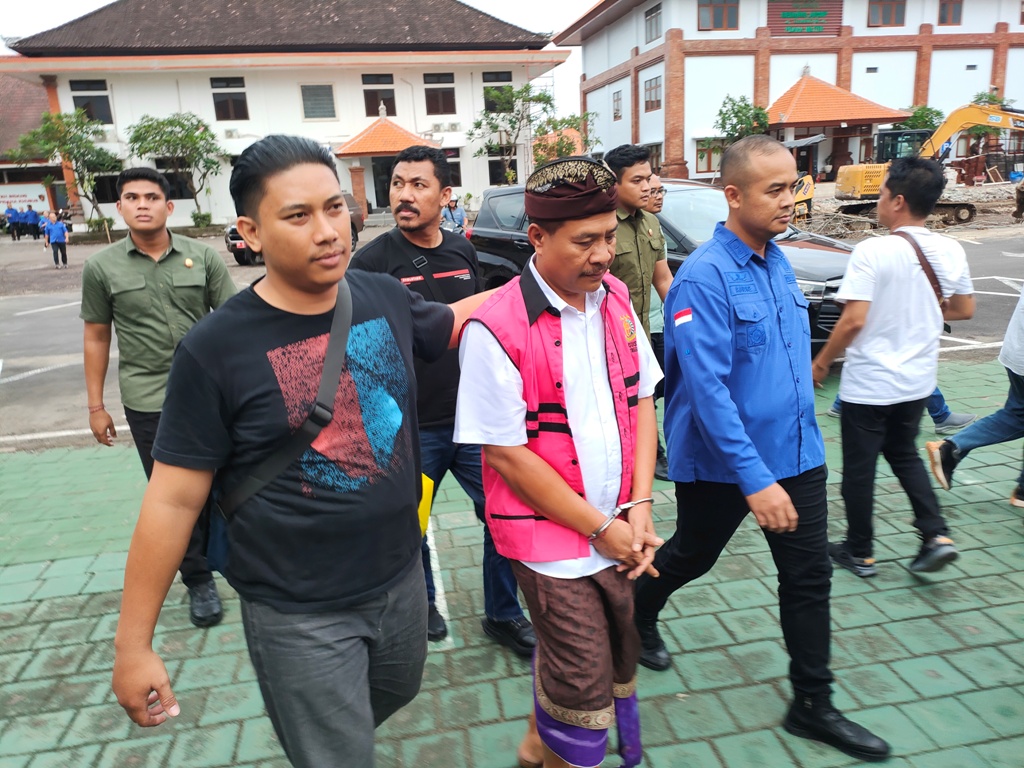Kepala Dinas (Kadis) Penanaman Modal dan Pelayanan Terpadu Satu Pintu (DPMPTSP) Buleleng I Made Kuta ditahan.