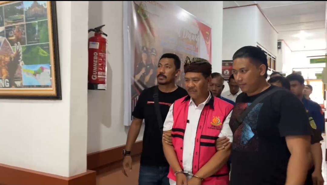 Kejati Bali menangkap I Made Kuta, Kepala Dinas Penanaman Modal dan Pelayanan Terpadu Satu Pintu Kabupaten Buleleng.
