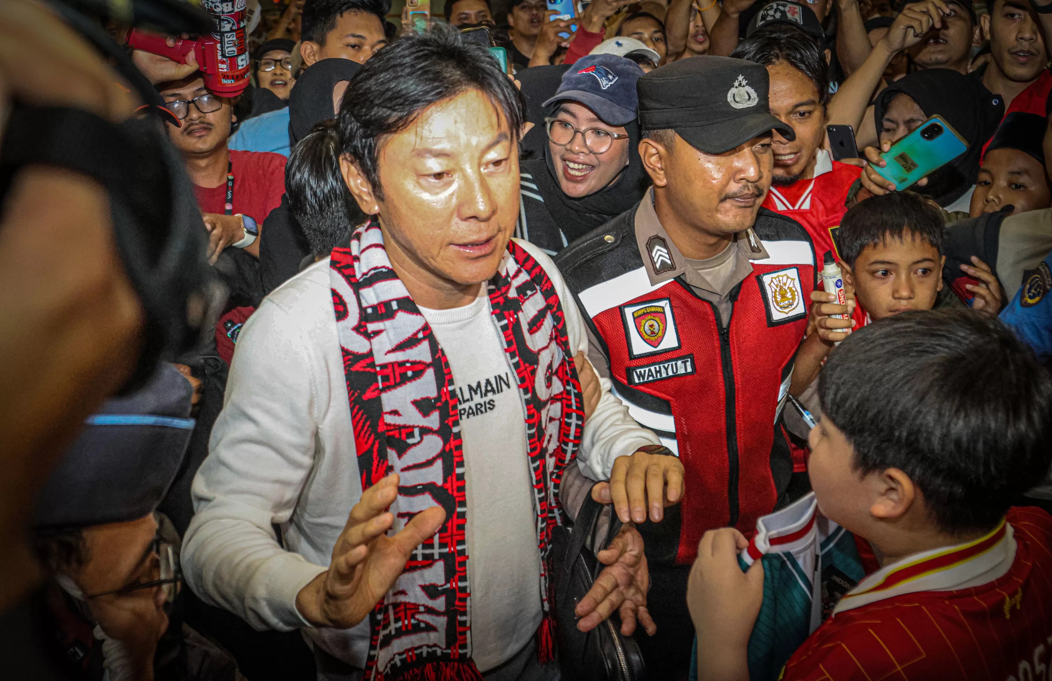 Mantan Pelatih Timnas Indonesia Shin Tae-Yong menyapa suporter di Terminal 3, Bandara Soekarno-Hatta, Tangerang, Banten. (Hanung Hambara/ Jawa Pos)