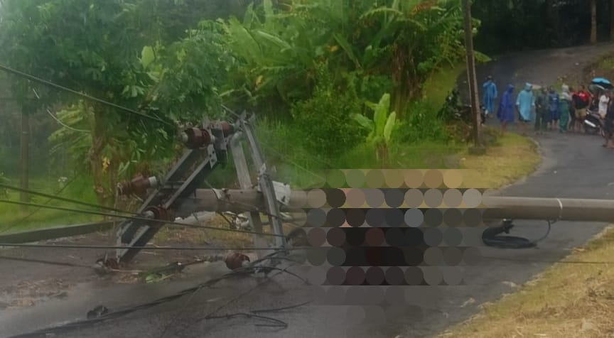 I Nengah Suari, pegawai kontrak di DLH Karangasem tertimpa tiang listrik di Jalan Raya Banjar Gunung, Desa Tenganan, Kecamatan Manggis, Kabupaten Karangasem, Bali, Rabu (19/3/2025).