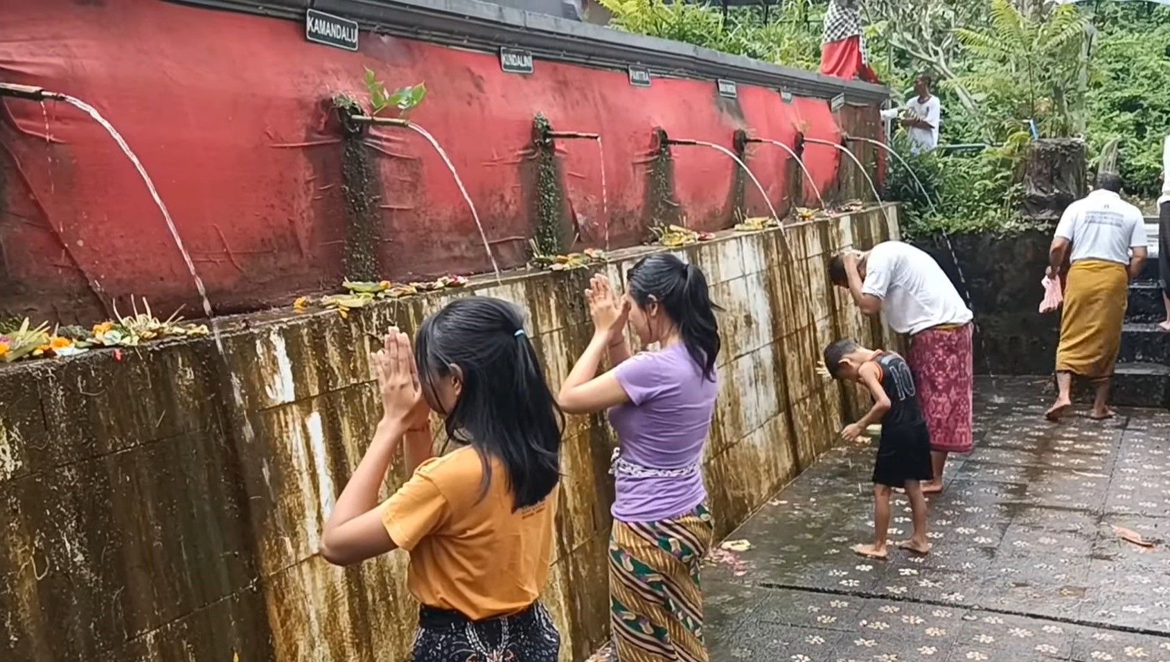 Proses melukat di Penglukatan Sapta Gangga, Pura Tamba Waras, Desa Sangketan, Kecamatan Penebel, Tabanan, Bali.