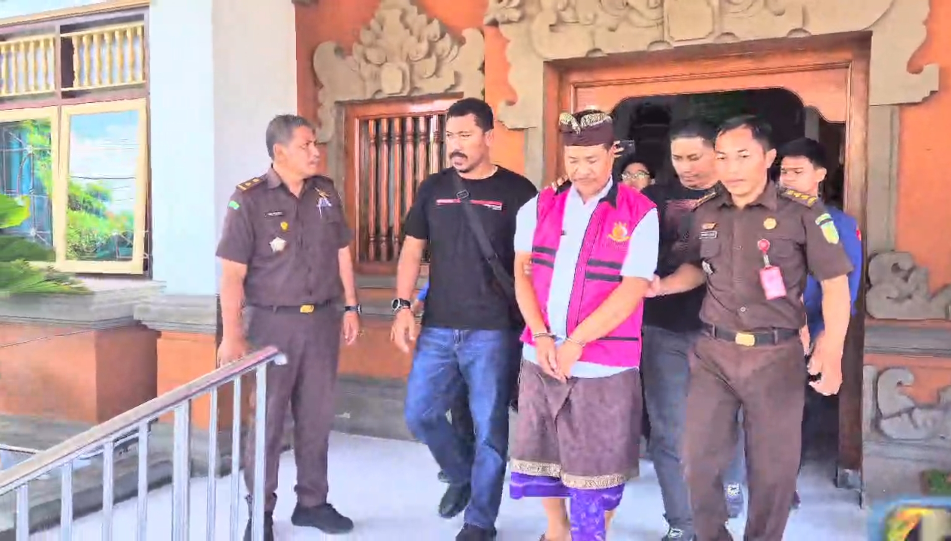 Tersangka Made Kuta dibawa oleh petugas Kejati Bali. (Bali Express/Istimewa)