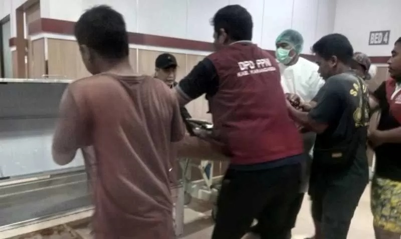 Korban Nengah Suari saat hendak dibawa ke kamar jenazah oleh petugas medis RSUD Karangasem.