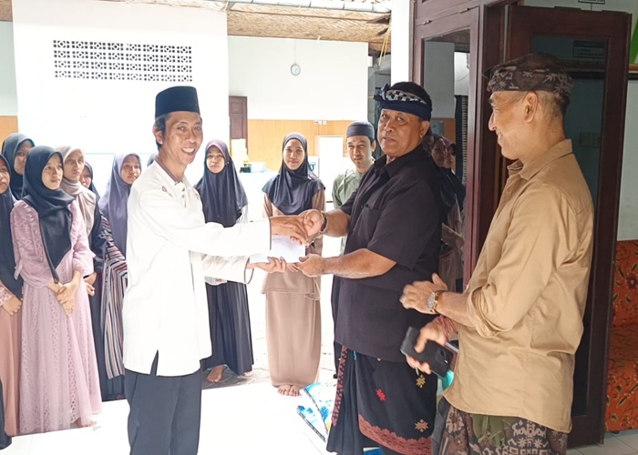 BANTUAN : Menjelang Hari Raya Idul Fitri, DPC Partai Gerindra Kabupaten Klungkung menggelar aksi sosial dengan menyalurkan bantuan sembako dan uang tunai kepada anak-anak di Panti Asuhan Fajar 2.