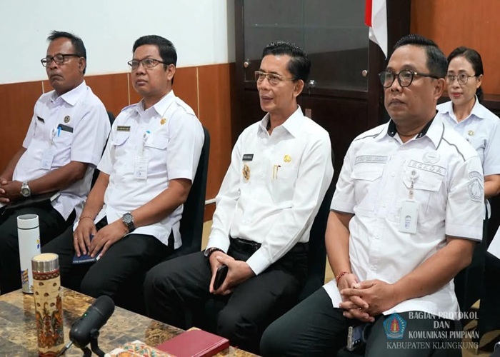 Bupati Klungkung, I Made Satria, mengikuti Rapat Koordinasi (Rakor) tindak lanjut hasil pengadaan Calon Aparatur Sipil Negara (CASN) tahun anggaran 2024 secara daring dari ruang video conference Kanto