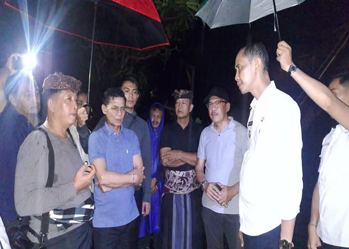 Bupati Klungkung I Made Satria bersama Wakil Bupati Tjokorda Gde Surya Putra langsung turun ke lokasi untuk meninjau kondisi di lapangan.