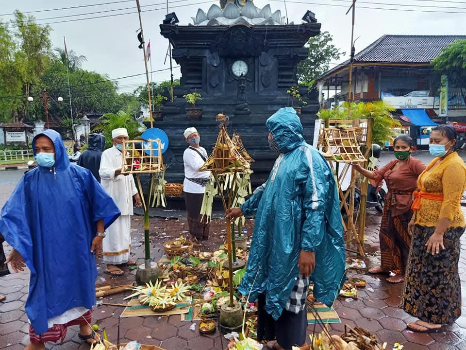 Prosesi mecaru di catus pata Desa Adat Buleleng
