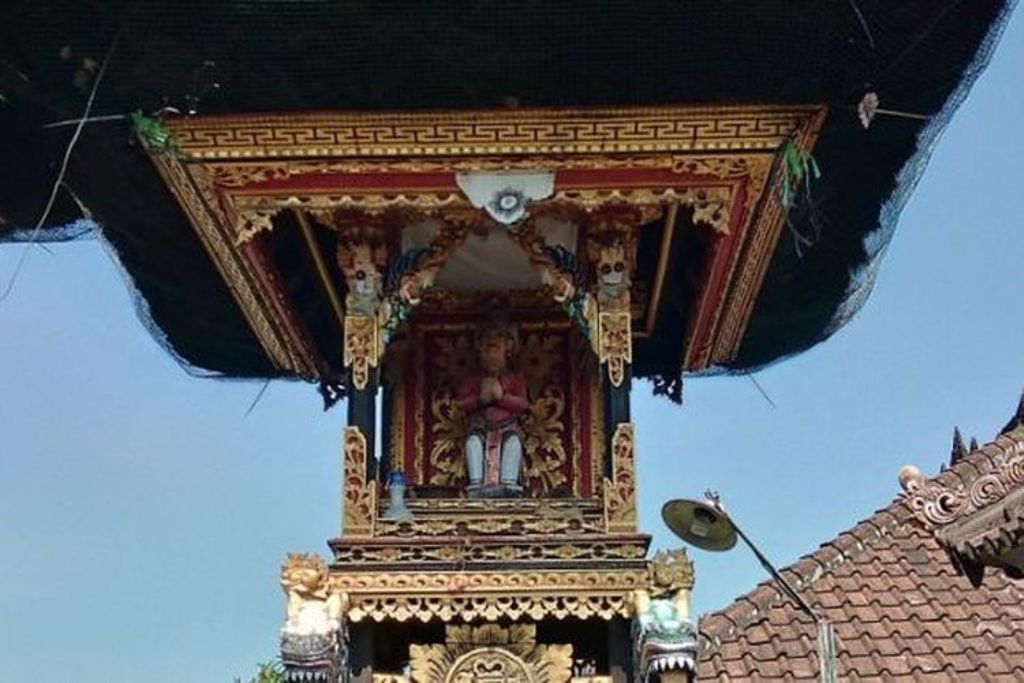 Tempat suci Hindu Bali, Pura Luhur Gunung Sari terletak di depan Balai Banjar Gunung Sari, Desa Adat Mengwitani, Kecamatan Mengwi, Kabupaten Badung