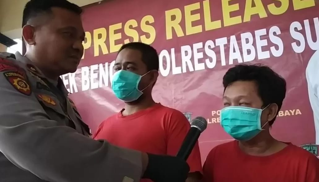 DITAHAN : Dua tersangka diamankan di Mapolsek Benowo. (ISTIMEWA)
