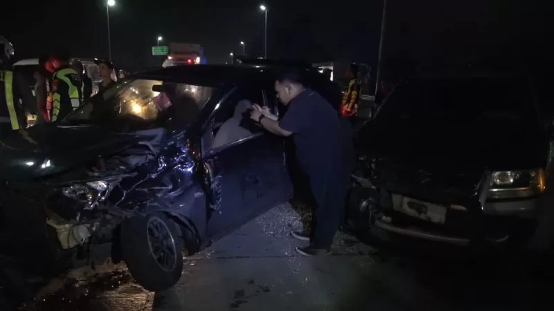 LIBATKAN EMPAT KENDARAAN: Petugas melakukan penanganan kecelakaan di Jalan Bypass, Kota Mojokerto, Selasa (18/3) malam. (adi/jprm)