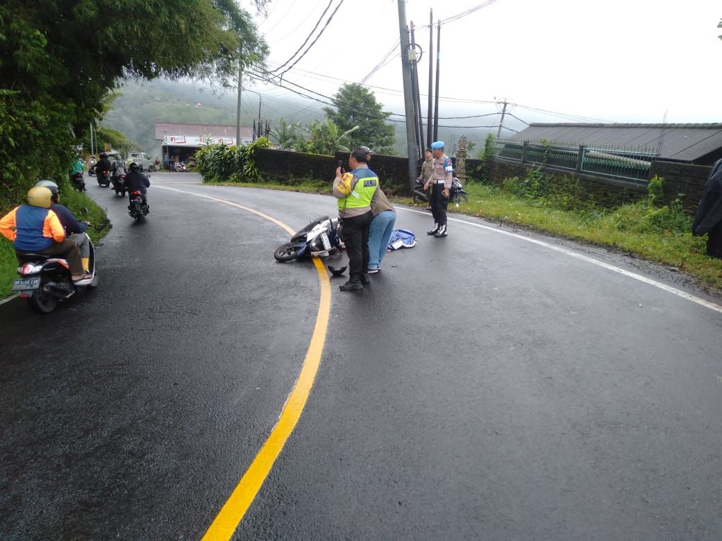 Lokasi kecelakaan lalu lintas yang terjadi di jalur umum Denpasar-Singaraja kecamatan Baturiti yang menyebabkan salah seorang korbannya meninggal dunia.