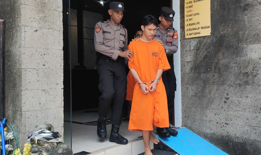 Tersangka Komang Agus Permata Giri kini harus mempertanggungjawabkan perbuatannya mencuri uang turis Rusia di Kuta, Bali.