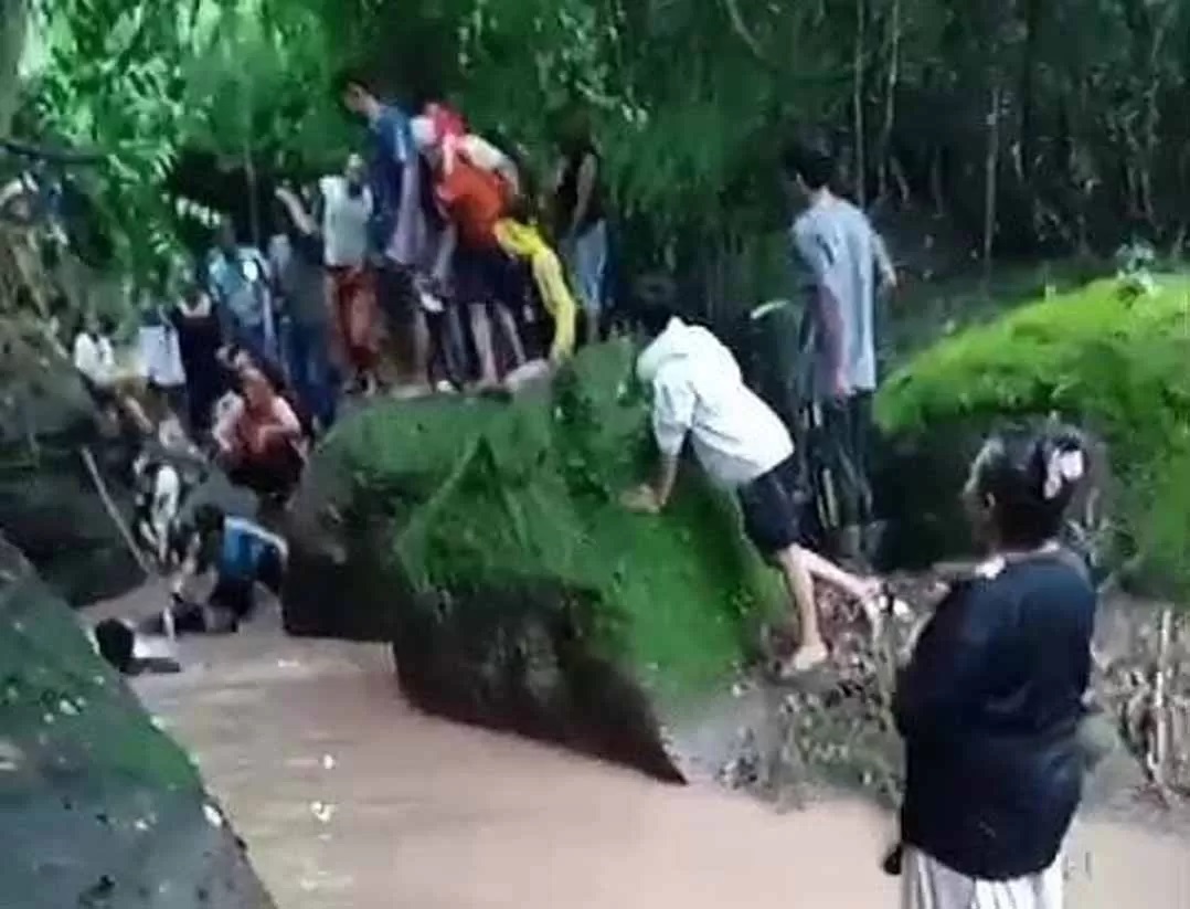 JADI TONTONAN: Warga Desa Kedunglo, Kecamatan Asembagus, mengevakuasi jenazah Alan, bocah enam tahun di sungai, Rabu lalu (19/3). (Humaidi/Radar Situbondo)