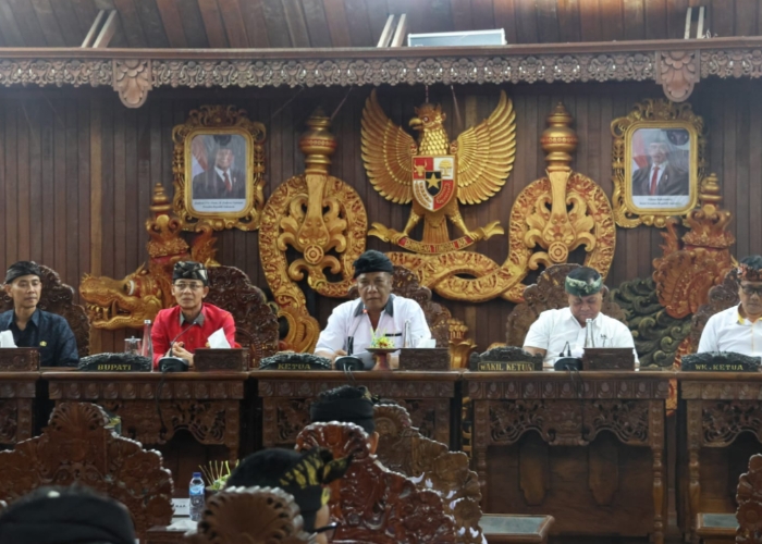 DITETAPKAN : Rapat paripurna penetapan dua ranperda menjadi Perda di DPRD Klungkung, Jumat (21/3/2025).
