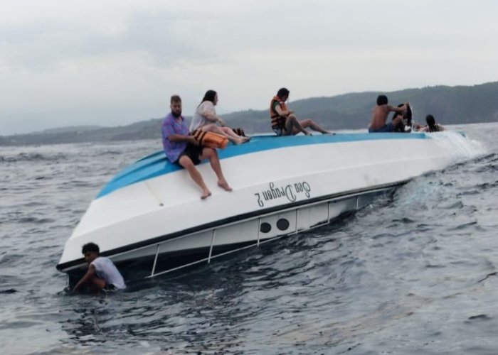 TERBALIK : Sebuah boat yang mengangkut WNA terbalik.