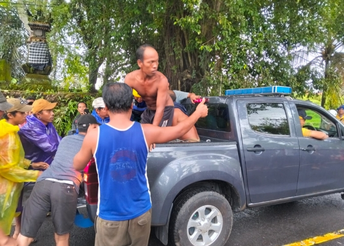 EVAKUASI : Proses evakuasi korban yang ditemukan meninggal dunia.