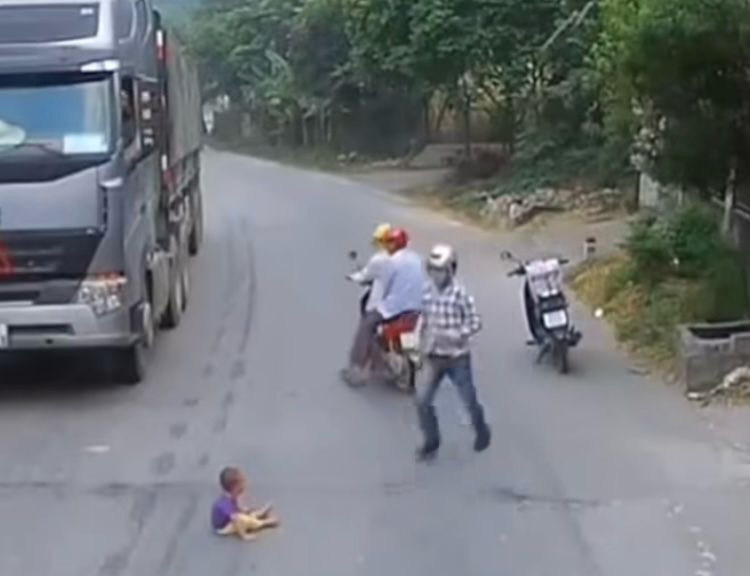 Seorang bayi nyaris ditabrak truk saat bermain sendiri ke jalan raya