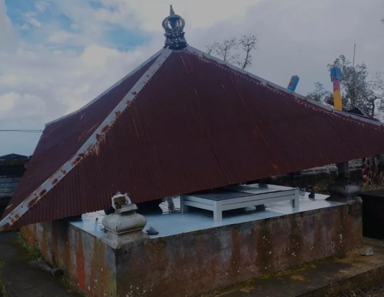 Bale piasan di Pura Desa Adat Mujung Sari Kerthi ambruk