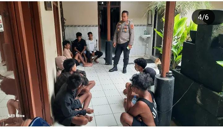 Polsek Sukawati mengamankan 10 warga asal Sumba yang terlibat keributan di Banjar Gumicik