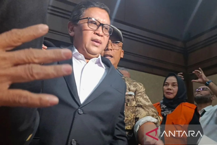 Sekjen PDI Perjuangan Hasto Kristiyanto saat memasuki ruang persidangan untuk membacakan nota keberatan (eksepsi) di Pengadilan Tipikor Jakarta, Jumat (21/3/2025)