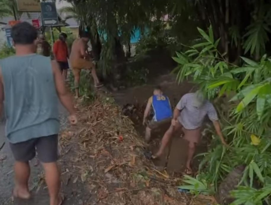 Warga Nusa Penida gotong royong berish-bersih sampah yang menyumbat aliran