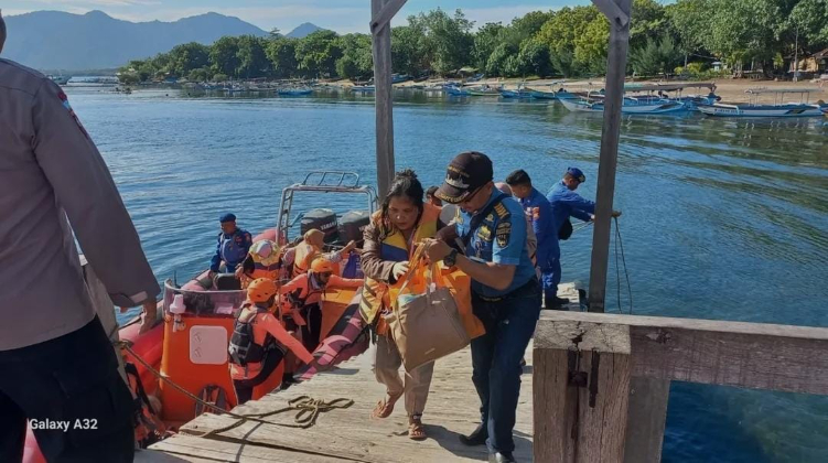 Tim SAR mengevakuasi para penumpang KMP Nusa Makmur yang kandas di Gilimanuk