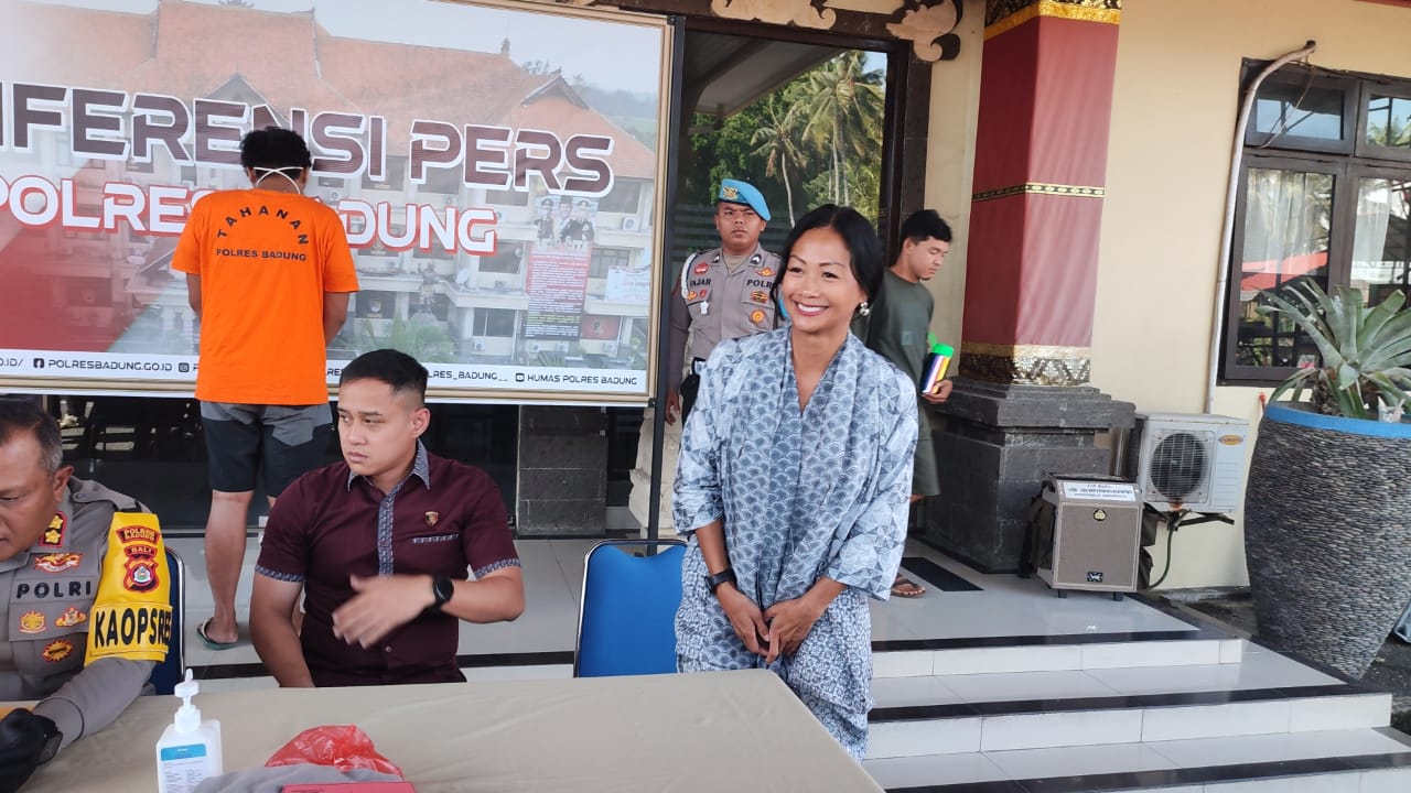 Artis Indah Kalalo (kanan) saat berada di Polrea Badung untuk melihat pengungkapan kasus pencurian motor miliknya.
