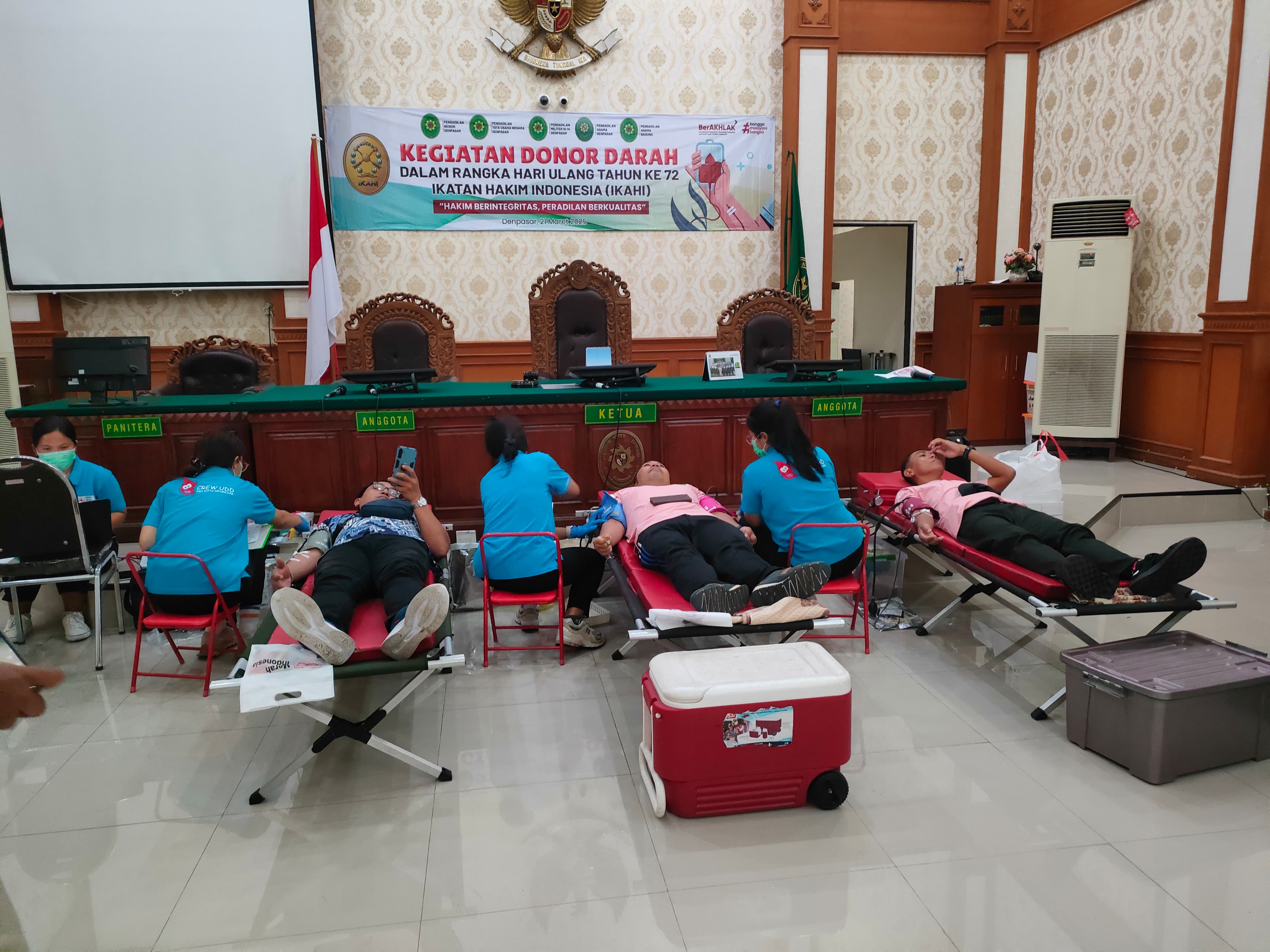Kegiatan bakti sosial berupa donor darah yang diselenggarakan IKAHI Cabang Denpasar. (Bali Express/I Gede Paramasutha)