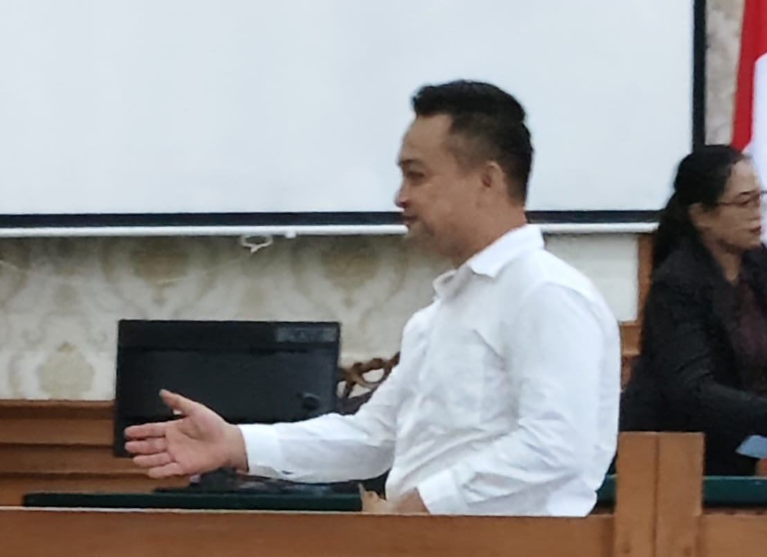 Terdakwa Kepala Kamar Mesin MT Elisabet Satu Freddy Felki saat jalani sidang di PN Denpasar. (Bali Express/Istimewa)