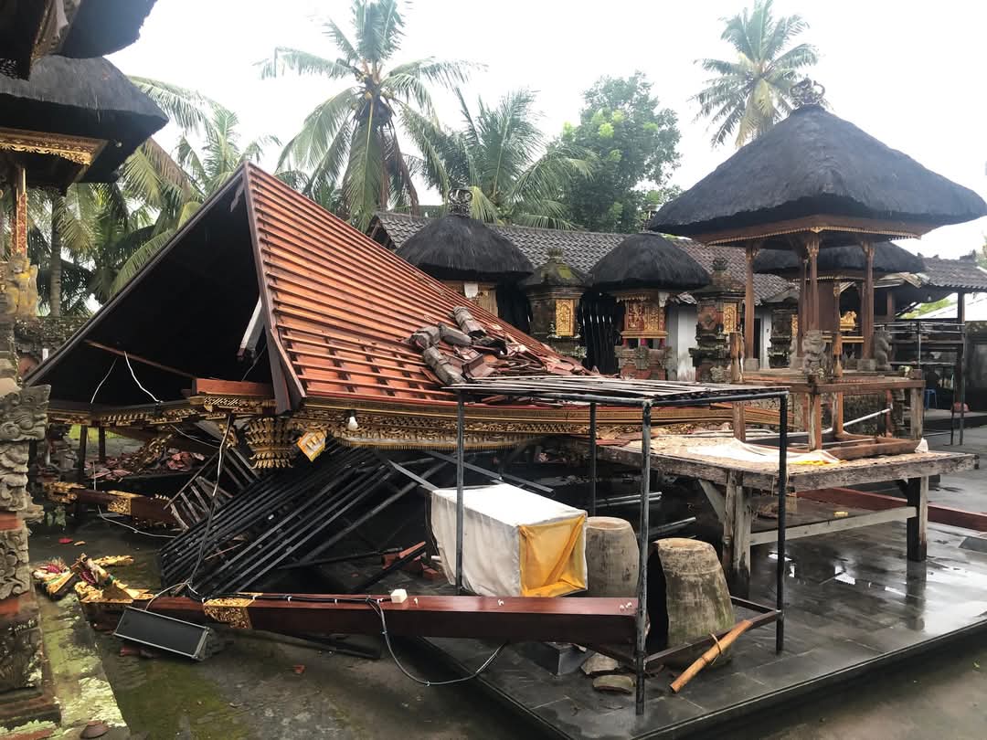 Bencana pohon tumbang melanda Pura Dalem Dimade di Banjar Blahpane Kaja, Desa Sidan, Gianyar, Bali.