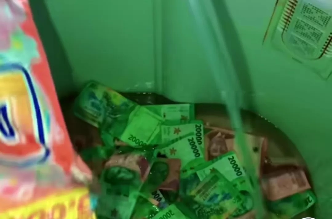 Viral di media sosial, sebuah video yang memperlihatkan seorang perempuan yang mencuci sejumlah uang kertas menggunakan deterjen dan disetrika agar menjadi baru lagi. (TikTok @suciwahyuningsih_)