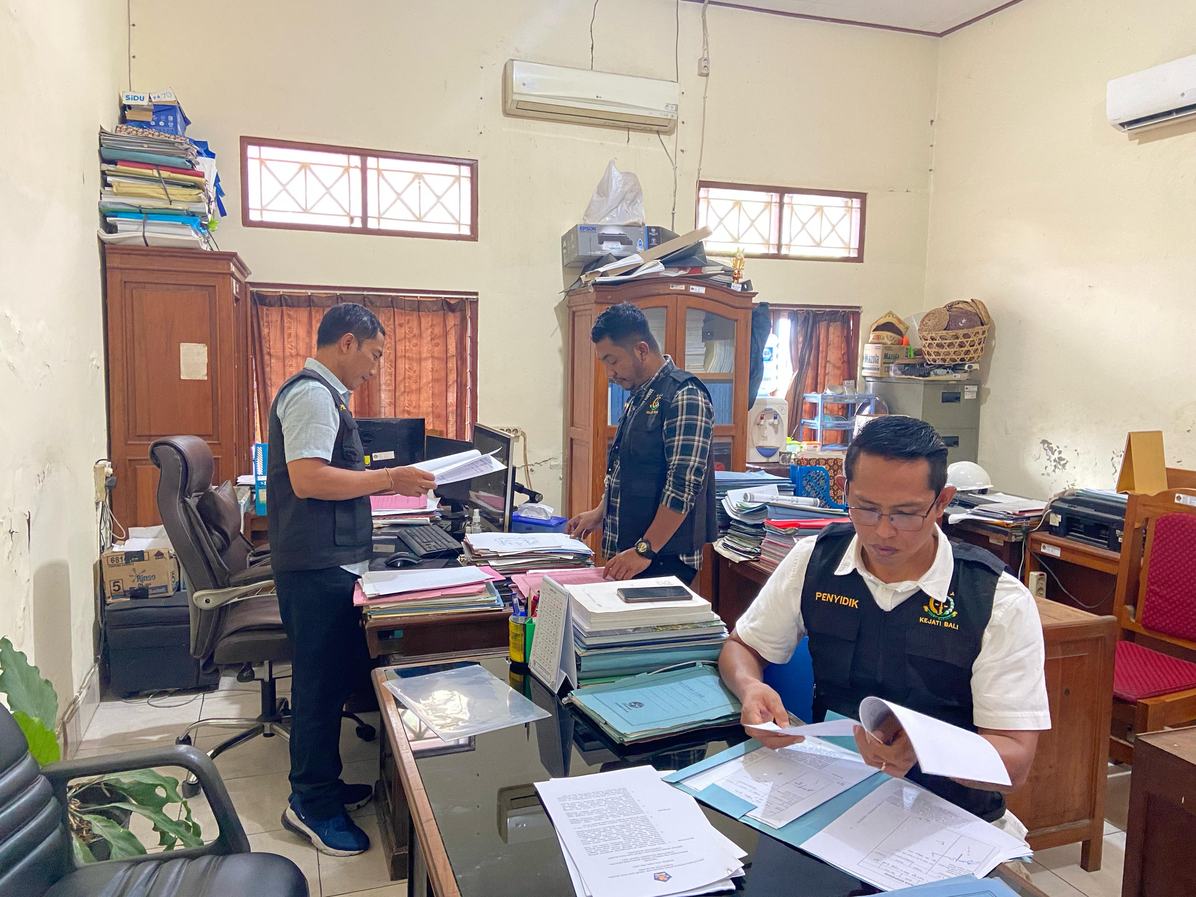 Geledah: Penyidik Kejati Bali geledah dua Kantor Dinas di Pemerintahan Kabupaten Buleleng.