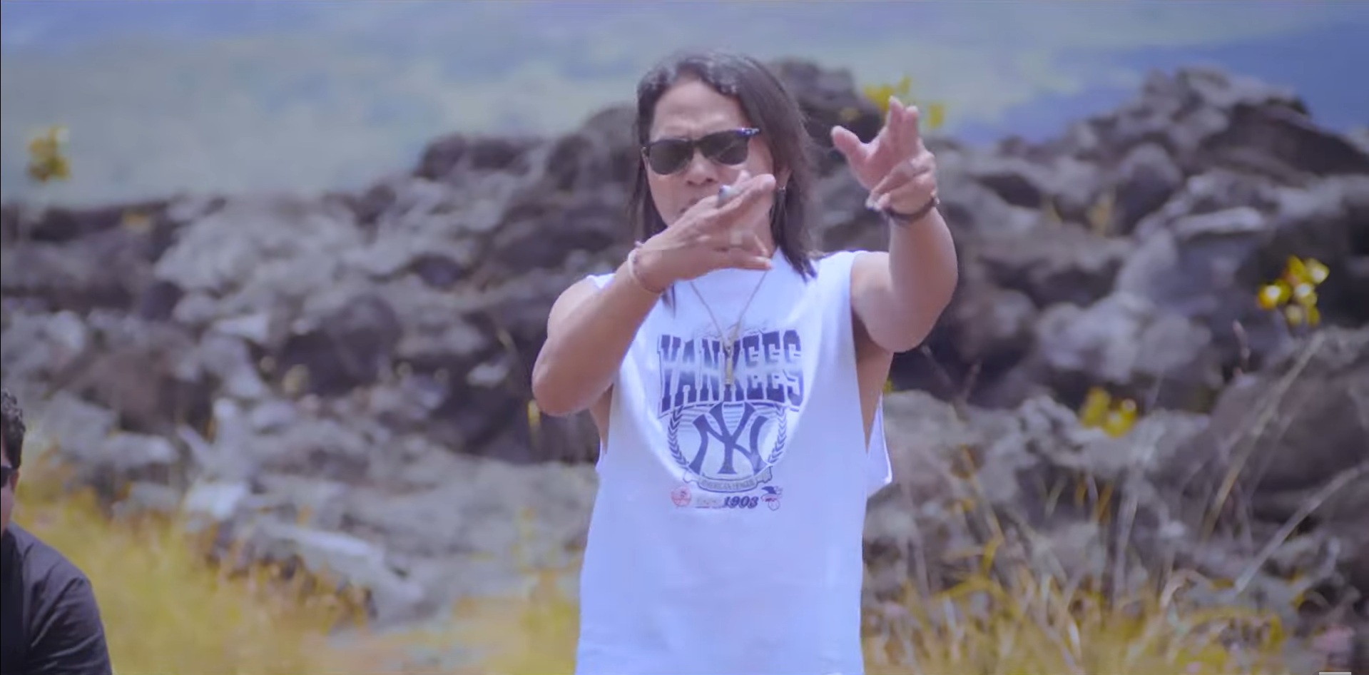 Yan Srikandi penyanyi Lagu Pop Bali dengan rilis single