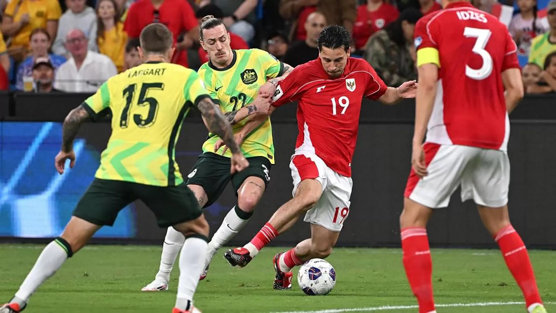 Aksi Thom Haye dan Timnas Indonesia saat melawan Australia. (AFP via Jawa Pos)