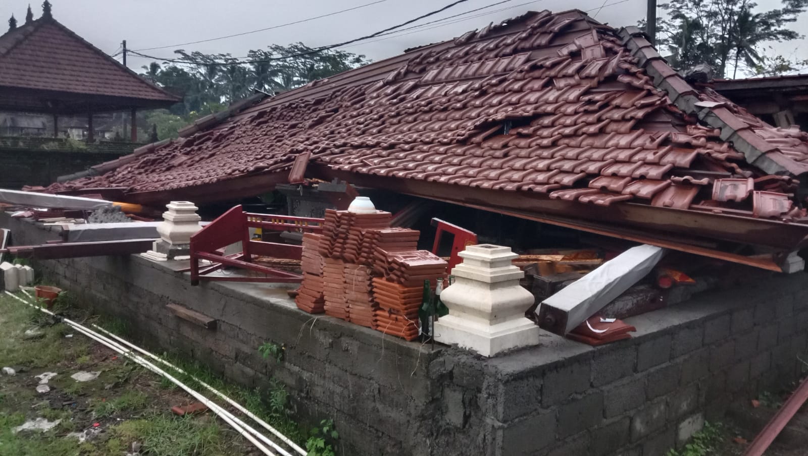 Bale Gong yang merupakan Hibah dari pemkab Badung senilai Rp 1,6 miliar lebih di Baturiti Roboh pada Jumat dini hari lalu.