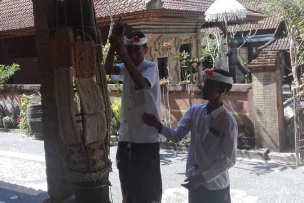Kabupaten Karangasem memiliki tradisi Hindu Bali unik yang penuh makna spiritual dan sosial, namanya Tradisi Naruna